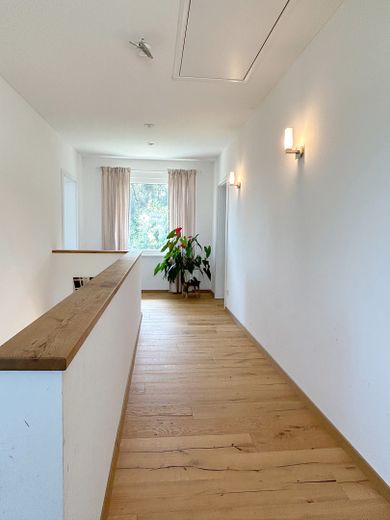 2 moderne WG-Zimmer in Tutzing – Bahnhof, Garten und Homeoffice – Flur OG
