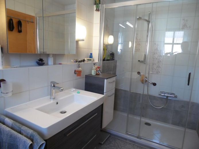 Spaziosa casa a schiera di testa, ammodernata con materiali di alta qualità, parzialmente arredata – Bad EG