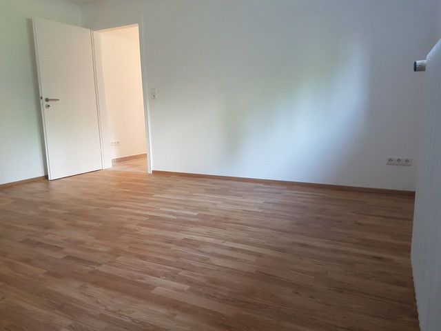 1 ZKB neues Bad, Küche & Elektrik / Lassallestr / Parkett – Zimmer