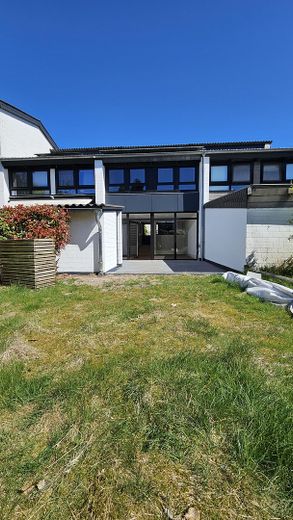 Neuwertiges Reihenmittelhaus, Fußbodenheizung, eigenem Garten & Garage – Eingangsbereich / Frontansicht