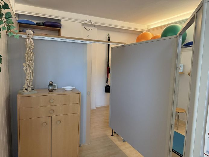 Spazio commerciale/studio/ufficio di rappresentanza a Bogenhausen – di fronte al Klinikum Rechts der Isar – Vorraum Behandlung