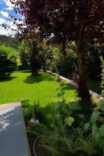 Wohnen mit Charakter: Split-Level-Haus mit viel Platz und mit Blick ins Grüne – Garten