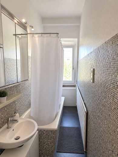 Provisionsfrei – Gepflegte 3-Zimmer Wohnung im Altbau MFH mit Top-Rendite – Bad