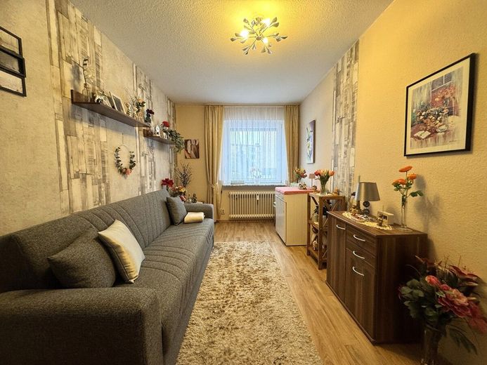 Charmante Erdgeschosswohnung mit 72 m² 
(3 Zimmer) im zentralen Zeven. – Schlafzimmer 1 (2)