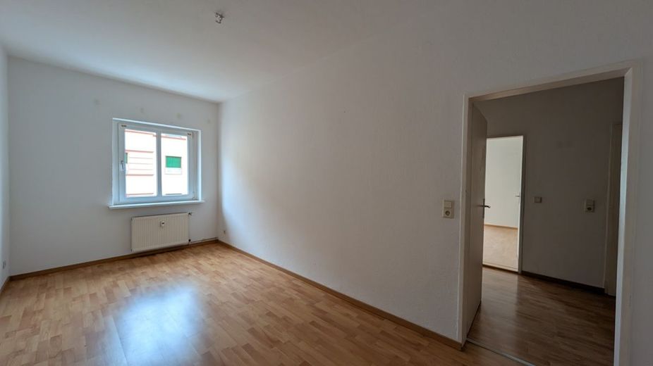 EUTRITZSCH + 2 RAUM + 2. OBERGESCHOSS + AB JULI – Schlafzimmer - wird noch gemalert