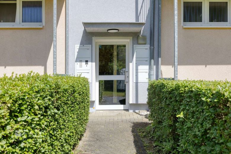 Kapitalanlage mit Substanz, Rendite und Zukunftssicherheit in Bergisch Gladbach - Hand – Hauseingang Haus 18