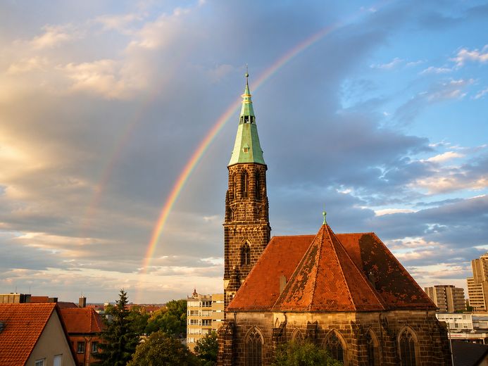 ☀️ Affascinante appartamento mansardato di 3,5 locali con loggia sopra Norimberga ☀️ – Blick St. Peterskirche