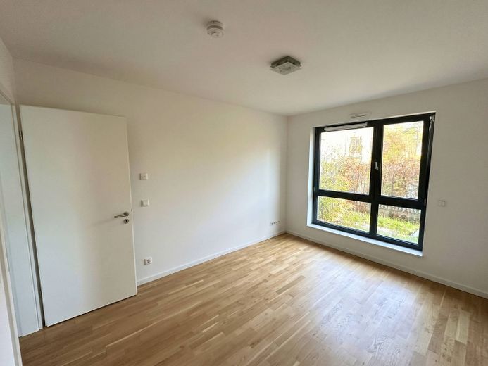 ** Hochwertige 3-Zi.-Erdgeschosswohnung mit EBK, 2 Tageslichtbädern, Terrasse und Gartenanteil ** – Schlafzimmer | (virtuell entm…
