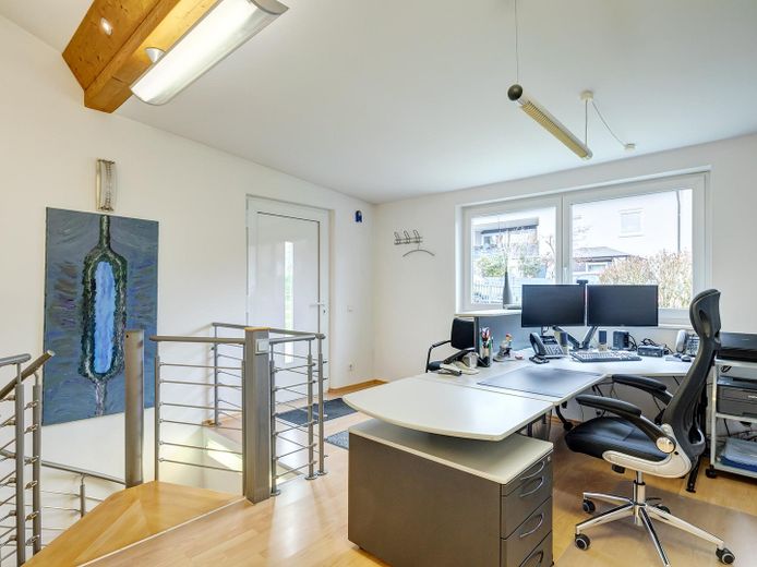 Wohnen, Arbeiten, Vermieten: Flexibles Raumwunder mit Anbau! – Büro EIngang