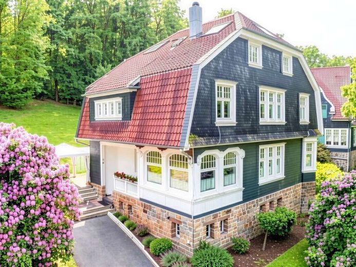 Ein Stück bergische Geschichte: Denkmalgeschützte Villa mit drei Wohneinheiten – Foto 1