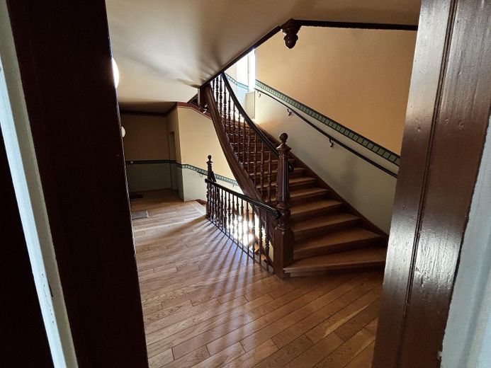 Luminoso appartamento di 3 locali con ascensore, nuova cucina componibile e bagno rinnovato – Historisches Treppenhaus