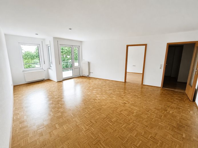Dresden / Kesselsdorf – prov.frei: 2 Zi. Whg., sep. Küche, Bad (WA+DU), Balkon und TG – Wohnzimmer