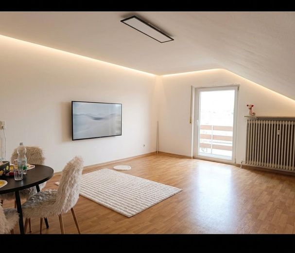 Einmalige Gelegenheit : Großzügiges Dachgeschoss als Mehrgenerationenwohnen oder Kombi-Wohnen – Wohnzimmer linke Seite Balkon