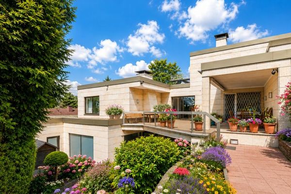 LUSSUOSA PROPRIETÀ CASA-IN-CASA CON PISCINA INTERNA IN POSIZIONE DI PREGIO DEL JOHANNISWALD DI KÖNIGSTEIN