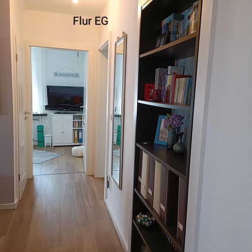 Einfamilienhaus Freistehend - großräumig saniert – Flur EG