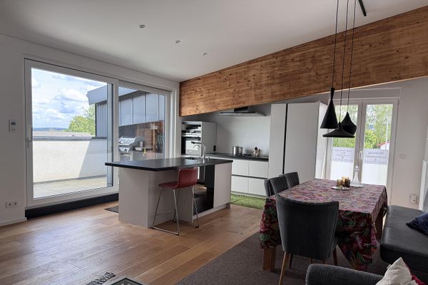 Loft exclusif avec cuisine design, climatisation, 2 balcons & garage – 110 m² de confort résidentiel