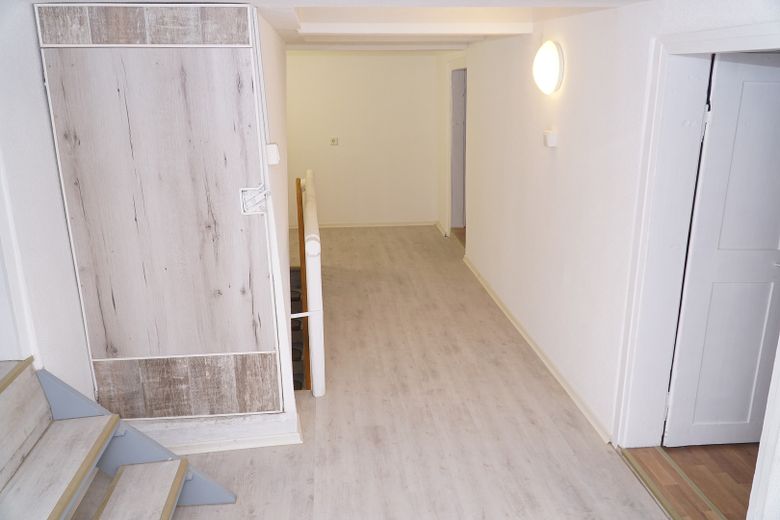 Vollständig renoviertes und modernisiertes 5-Zimmer-Einfamilienhaus in Eichendorf – OG Flur