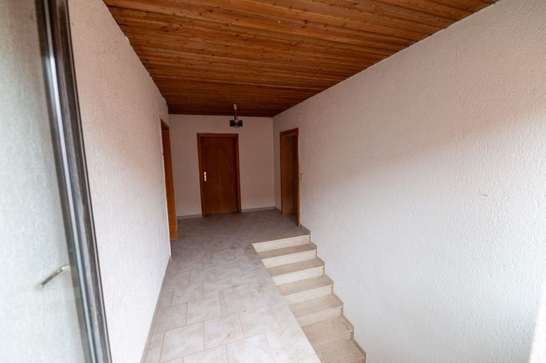 Einmaliger Vierseithof im LK Bamberg! Riesiges Grundstück, 2 x Haus, Halle, 6000 qm Bauland! Garten! – Haupthaus Aufgang Dachgeschoss