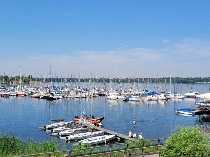 ERSTBEZUG – Traum am Cospudener See: 2-Raum-Wohnung mit Sonnenbalkon, EBK und TG-Stellplatz – Yachthafen