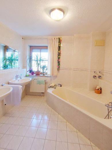 Avis aux investisseurs : duplex habité et meublé de 4 pièces avec cuisine, salle de bains et WC supplémentaires, dans un quartier calme proche du centre – Badezimmer unten