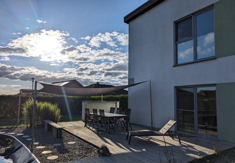 Architektenhaus (KfW 40)+ Extra Wohngebäude + Solar + Teich + Sauna – Terrasse mit Sonnensegel