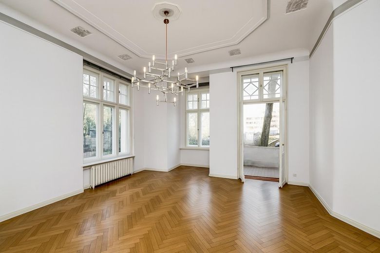 helle Altbau Wohnung in ruhiger, familienfreundlicher Westend Lage Berlins – Ausgang zur Loggia