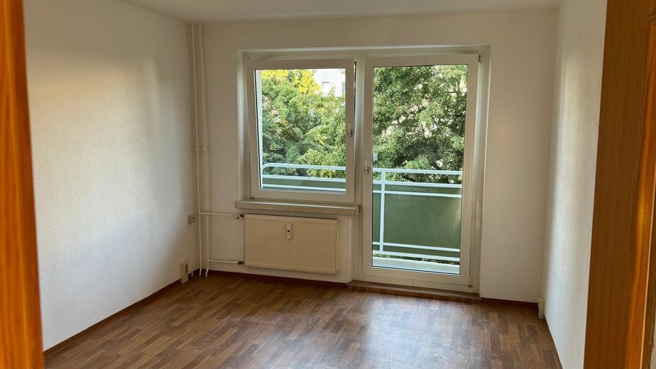 Tolle 3 Zimmer Wohnung mit Balkon, RENOVIERT !, leer, gute Energieklasse, Kapitalanlage/Eigennutzung – Wohnzimmer mit Balkon