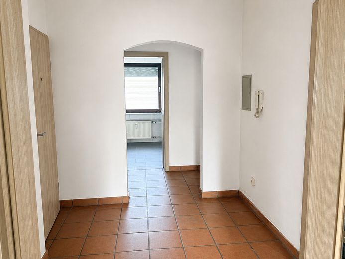 Bezugsfrei & provisionsfrei: Großzügige 2-Zimmer-Wohnung mit Südwest-Loggia und Stellplatz – Flur, Blick Richtung Bad