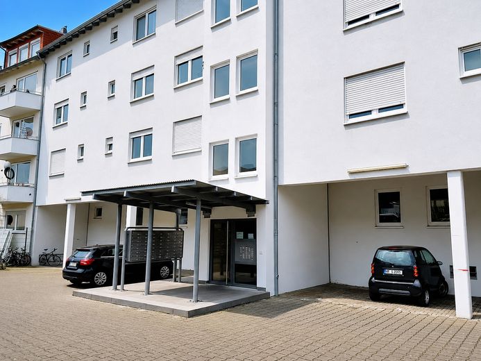 Apartamento de 1 habitación disponible para ocupar en Kassel-Mitte (ascensor, vivienda amueblada y potencial para Documenta – Eingangsbereich Haus
