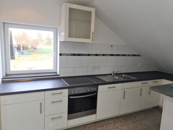 Neuwertige 2 Zimmer Granitboden Echtglasdusche Terrasse Ruhig – Hochwertige Einbauküche