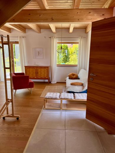 Lichtovergoten maisonette met eigen tuin & twee terrassen op rustige locatie, nabij het bos – Eingang Wohnbereich