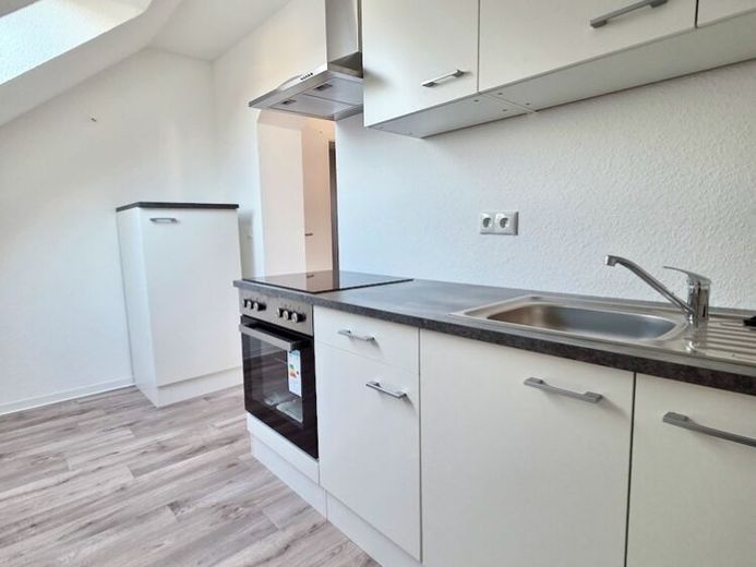 +++Komplettsanierung +++ Leben unterm Dach mit EBK und Eckbadewanne – Foto 1