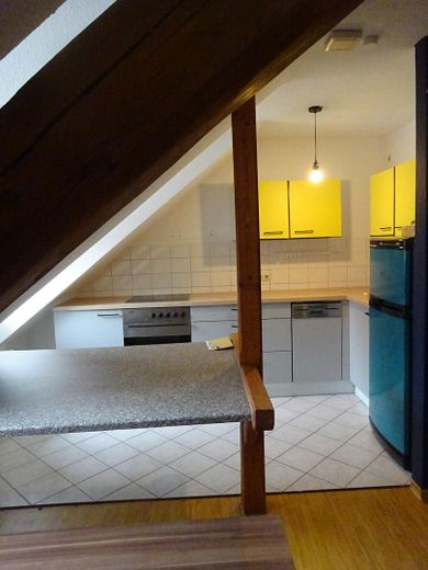 Ruhige Maisonette mit Einbauküche in der Altstadt von Görlitz – Blick vom Essplatz in Küche
