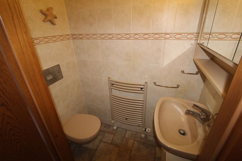 Individuelles, ruhiges Einfamilienhaus mit Einliegerwohnung, Wintergarten, Kamin, Vollkeller&amp; Garage – 18 - Gäste-WC im EG