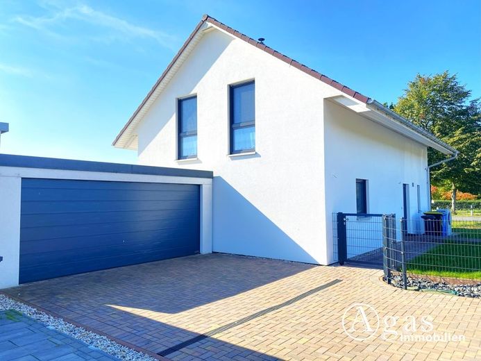 Modernes Einfamilienhaus mit Garage und großem Garten in Seenähe – Außenansicht_straßenseitig