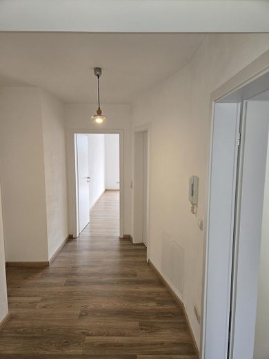Freie, helle 2-Zimmer-Wohnung mit neuer Einbauküche und kleinem Wintergarten – Diele