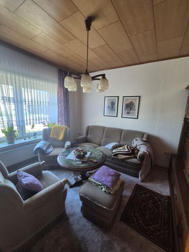 Charmantes Einfamilienhaus mit traumhaftem Südgarten, Wintergarten und Doppelgarage – Wohnzimmer EG