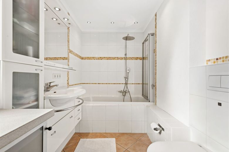 Sonnige Balkonwohnung mit Stellplatz in Halstenbek – Badezimmer 1
