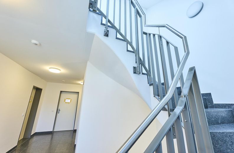Neubau: Helle und ruhige Zwei-Zimmer-Wohnung mit luxuriöser Innenausstattung mit Balkon und EBK – Treppenhaus 2