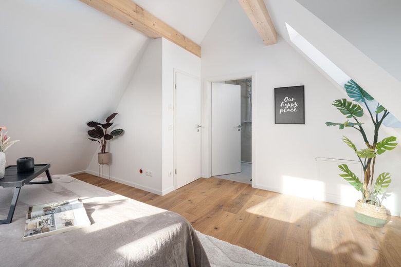 Neubau in massiver Bauweise- DHH mit Dachterrasse in ruhiger Lage – SZ im DG