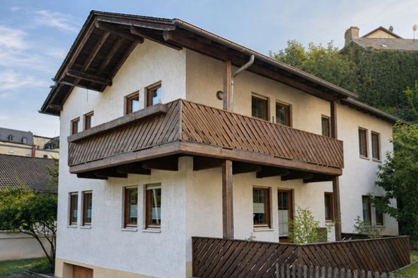 Жити самому та здавати в оренду: доглянутий будинок на дві сім’ї з видом на долину, балконом, терасою та гаражем