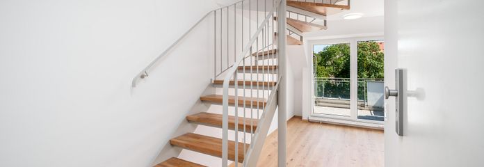 RARE FIND IN LEHEL | Modernized maisonette with green views & underground parking – no commission – Eingangsbereich 4. OG