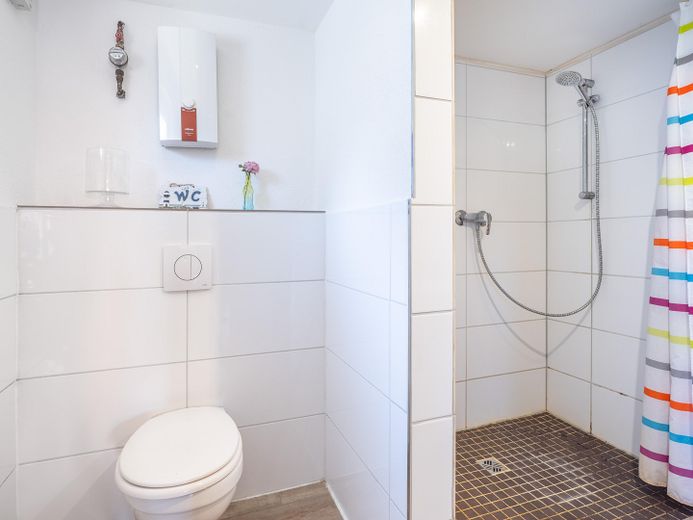 Exklusiver freistehender Bungalow mit Einliegerwohnung, Fernblick, Doppelgarage & großem Garten – Foto 28