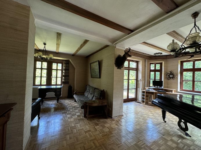 altes Forsthaus, Nebengebäude, 7600qm Grundstück, teilbar in 4 Baugrundstücke einzeln erwerbar – großes Zimmer  oben