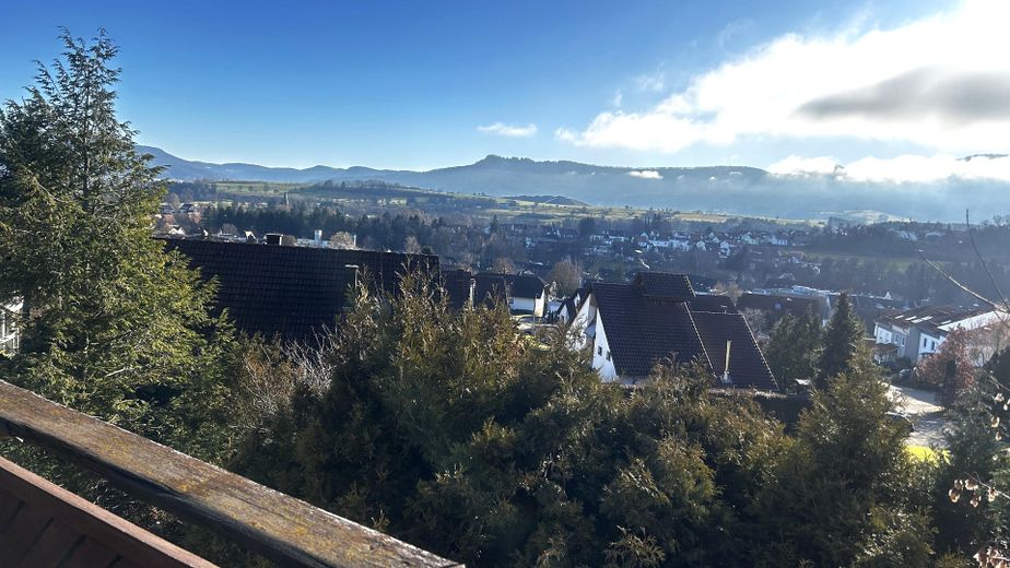 Casa con molta luce, spazio e vista. Adatta anche come casa intergenerazionale o con studio professionale. – Ausblick