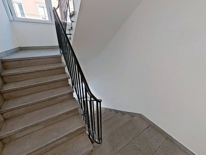 Luminoso piso de 3 habitaciones con BALCÓN y moderna COCINA INTEGRADA en el oeste de Stuttgart – Treppenhaus