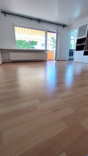 3 Zimmer Wohnung mit Gartenbenutzung – Wohnzimmer