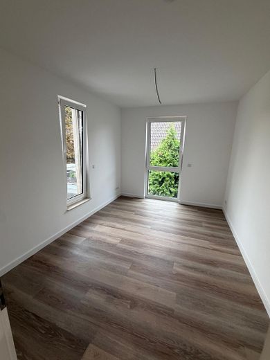 2026’da ilk kez oturuma hazır: Magdeburg’un güneyinde ikiz evin yarısı – bahçe, şömine, ısı pompası, 150 m², A+ – Kinderzimmer Nr. 1