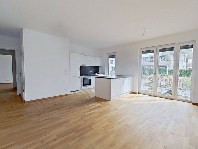 Confort residencial de categoría en una ubicación tranquila: Amplio piso nuevo de 3 habitaciones con terraza soleada y cocina equipada – Ansicht II: Wohn- und Esszimm…
