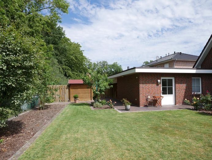 Hochwertig, Modern, in einmaliger grüner Lage – Blick in den Garten